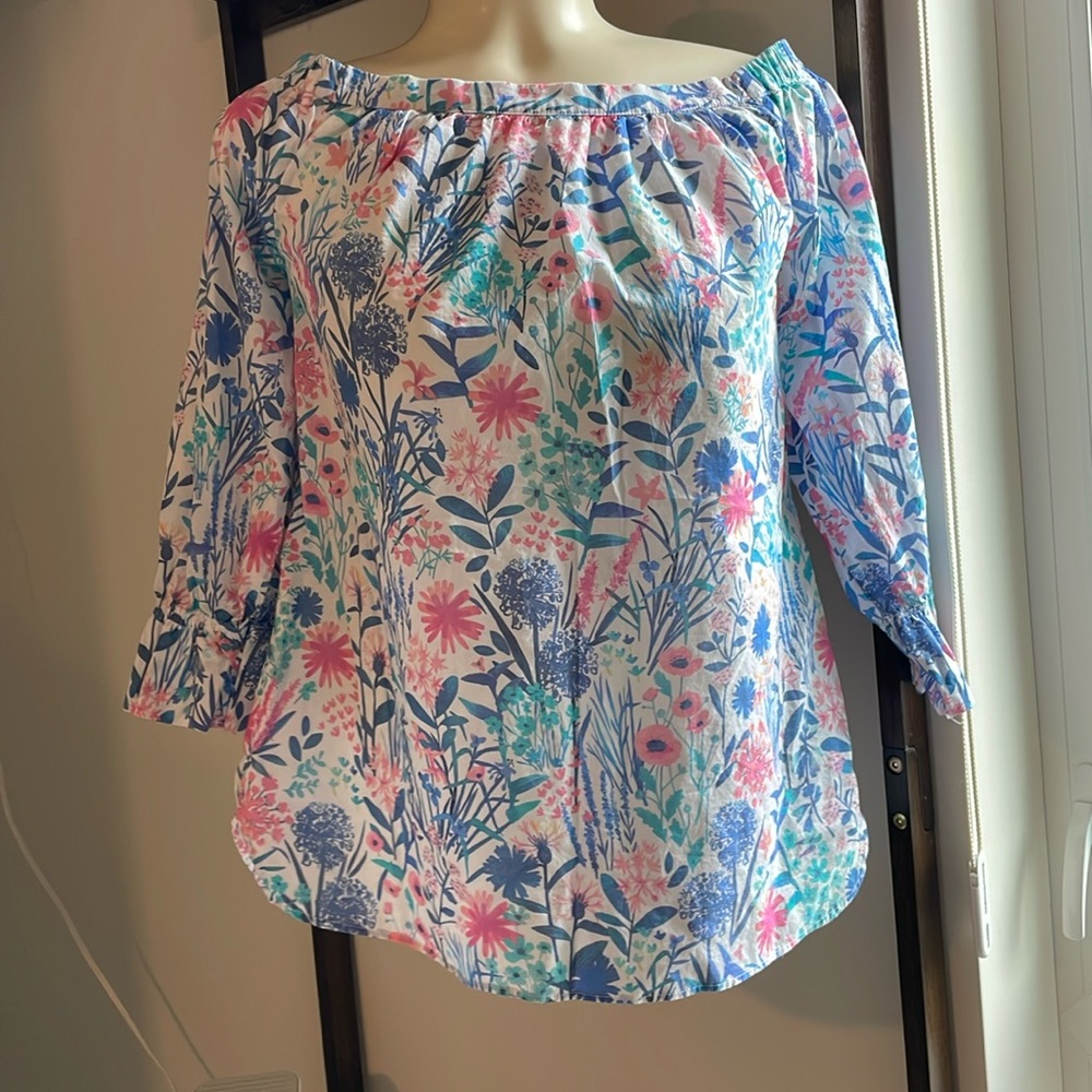 Pretty Floral 3/4 sleeves with elastic cuffs.